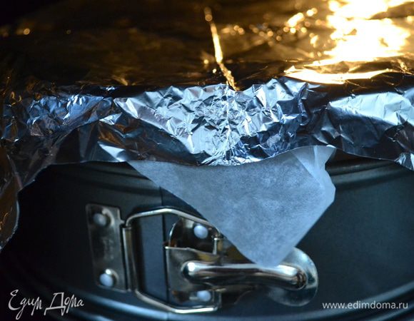 Выпекать в разогретой до 180 С духовке 25 минут. Затем удалить фольгу и выпекать еще 5-7 минут. 