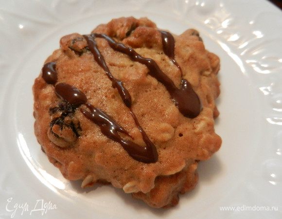 Для декорации можно 
1- На горячее печенье посыпать тертый шоколад и поставить в выключенную горячую духовку. Или
2- На охлажденное печенье выдавить растопленный шоколад (или если хотите, можно полностью мокать в шоколад).