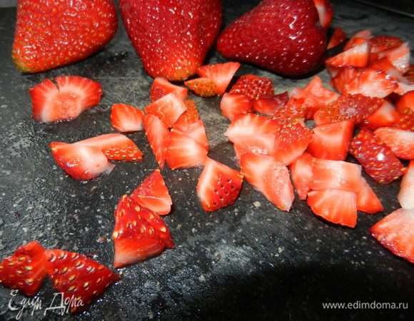 Нарезать клубнику небольшими кусочками.