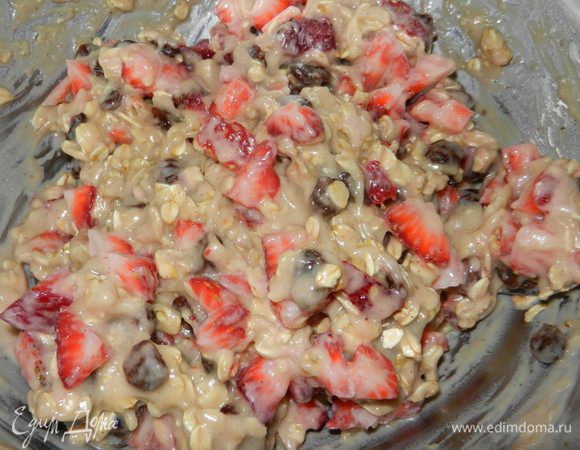 Смешивать вместе: яйцо, сахар, масло, молоко, ванильный экстракт, изюм и клубнику. Добавить в мучную смесь.