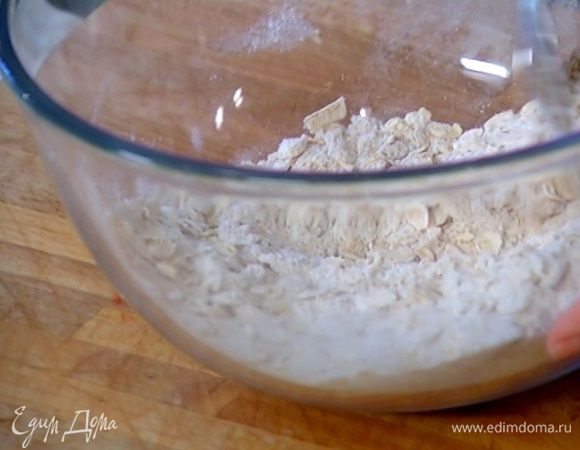 Хлопья соединить с мукой, оставшимся сахаром и солью.