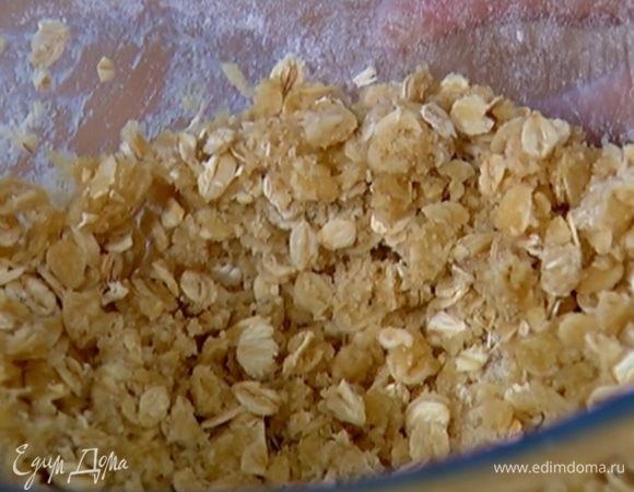 Влить растопленное масло, все перемешать.