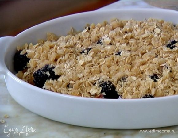 Сливы и ежевику посыпать овсяной крошкой, сверху присыпать миндальными лепестками и отправить в разогретую духовку на 20 минут.