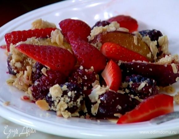 Клубнику разрезать на 4 части и украсить готовый крамбл.