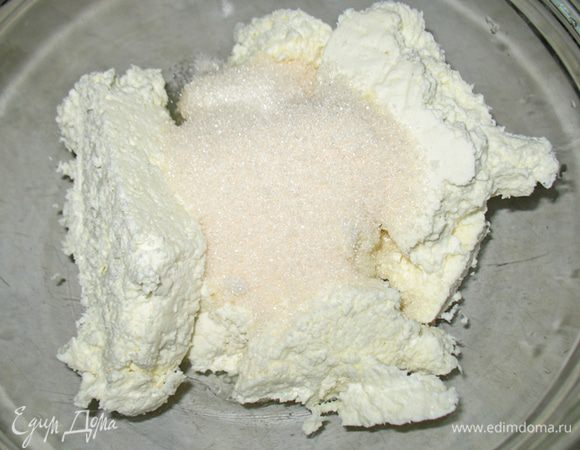В творог добавить сахар, ванильный сахар, яцо