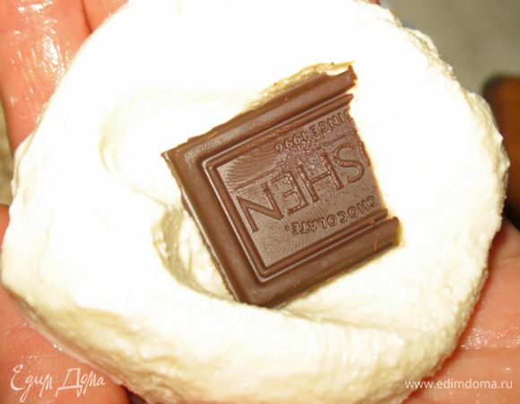 Мокрыми руками формируем сырник, в средину каждого сырника кладем кусочек шоколада и закрываем его другим кусочком творожной массы.