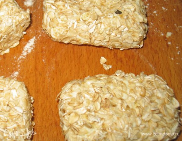 Панируем сырник в овсяных хлопьях.  