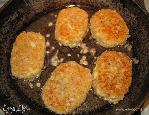 Обжариваем на сковороде до золотистой корочки.