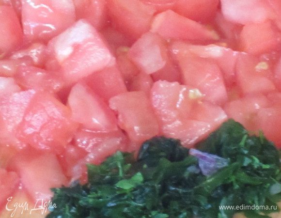 Помидоры ошпарить кипятком, снять кожицу, удалить семена и нарезать кубиками. Петрушку и базилик мелко нарезать.