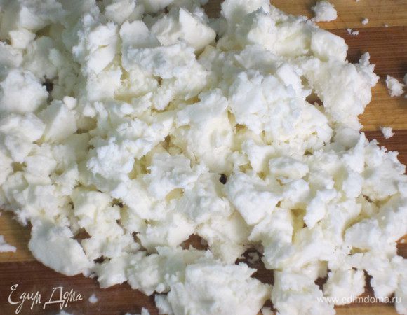 Кедровые орешки обжарить на сковороде с антипригарным покрытием. Фету раскрошить.