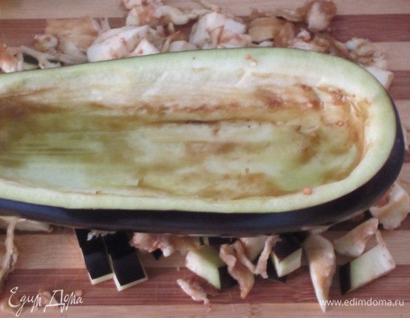 Баклажаны разрезать вдоль (1/3 высоты) и ложкой вынуть мякоть. Оставшуюся часть баклажана и его мякоть крупно нарезать.