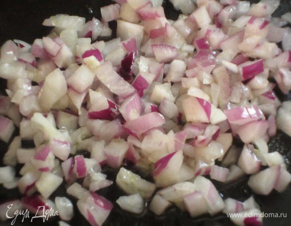 Лук мелко нарезать и обжарить в 4-5 ст.л. оливкового масла на слабом огне.