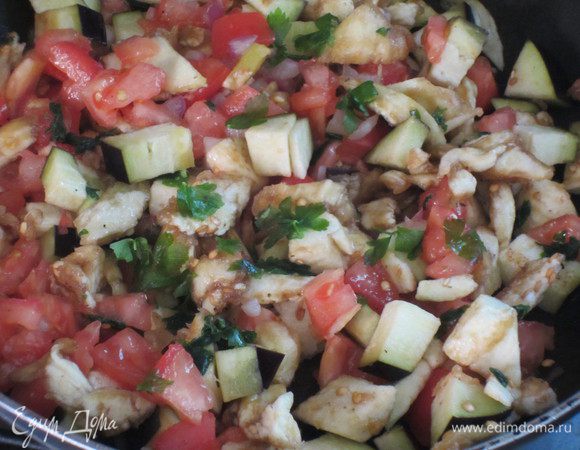 Добавить мякоть баклажанов, помидоры, петрушку и базилик, корицу, посолить, поперчить и тушить 10 минут.