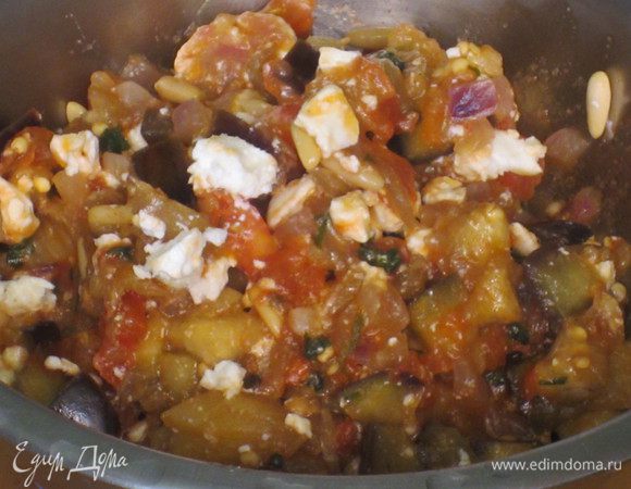 Снять с огня, добавить фету и кедровые орешки, хорошо перемешать. 