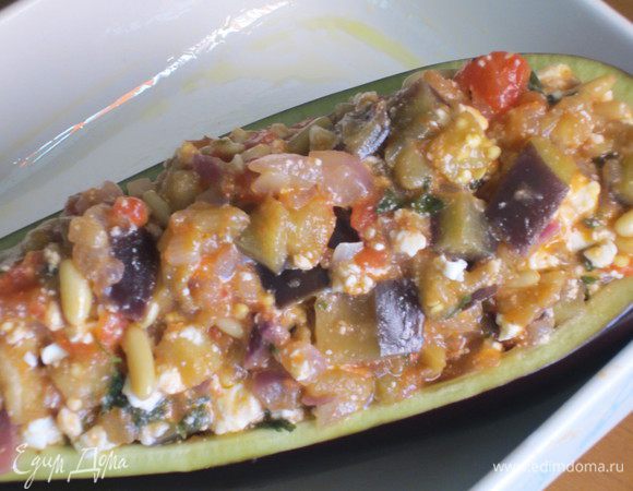 Форму смазать оливковым маслом, выложить баклажаны, заполнить начинкой,сбрызнуть оливковым маслом и запекать в разогретой до 180° С духовке 40 минут.