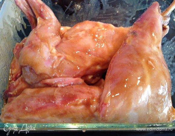 Тушку кролика разделать на порционные кусочки. Тщательно обмазать маринадом и оставить мариноваться как минимум на сутки. Я использовала вакуумный контейнер и мариновала 2 суток...