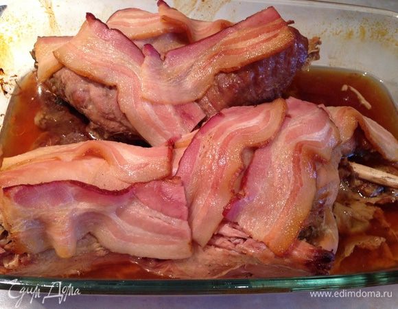 По истечение времени, снять фольгу. Прибавить температуру в духовке до 170 градусов и запекать кролика, периодически поливая выделившимся соком еще примерно 1-1,2 часа...