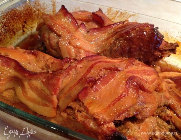 Готовность можно определить по золотистой корочке бекона и практически полностью испарившейся жидкости. Подаем горячим с чем угодно. Приятного аппетита!