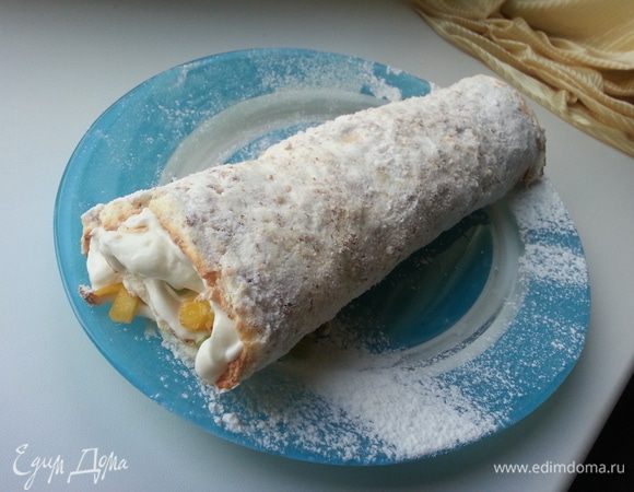  Скрученный рулет перекладываем на блюдо. Последний момент - рулет отправляем в холодильник на пол часа. Охлажденный он становится отличным десертом в летний день, а свежие фрукты со сливками принесут массу удовольствия!!! 