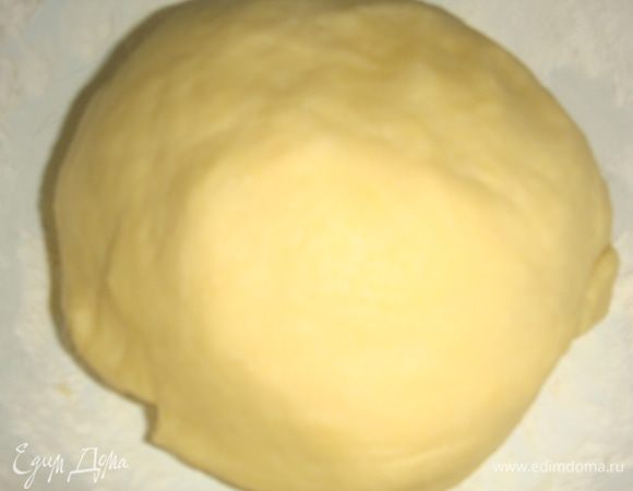 Замесить гладкое не липнущее к рукам тесто, накрыть полотенцем и поставить в теплое место на 1-1.5 часа.