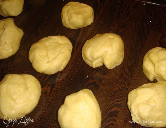 Подошедшее тесто разделить на 2 части, каждую часть поделить на 5-6 частей