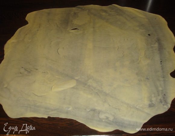 Каждую часть теста раскатать в тонкий пласт. чем тоньше, тем лучше.
Раскатанный "блин" хорошо смазать маслом, складывая стопочкой один на другой (должно получиться две стопочки из 6 блинов), верхний блин смазывать не надо.