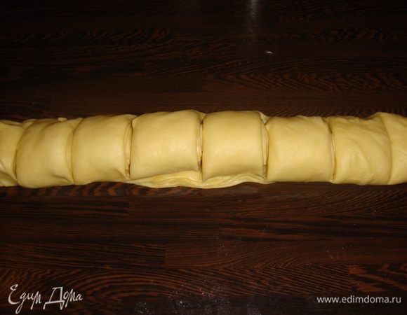 Каждую стопку "блинов" свернуть рулетом. каждый рулет порезать на куски толщиной 2-2.5 см рулетик поставить срезанной частью в верх.