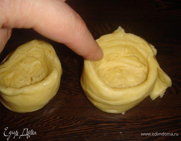 Каждый кусочек примните пальцем, получится выемка, в которую будем класть нашу начинку