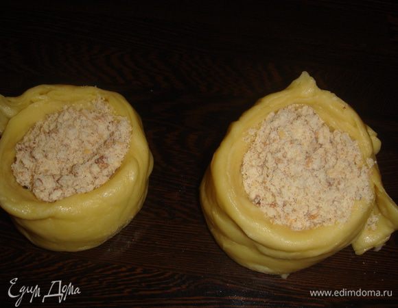 Делаем начинку: очищенный миндаль перемолоть и смешать с сахарной пудрой.
В выемку кладем начинку и хорошо защипываем.