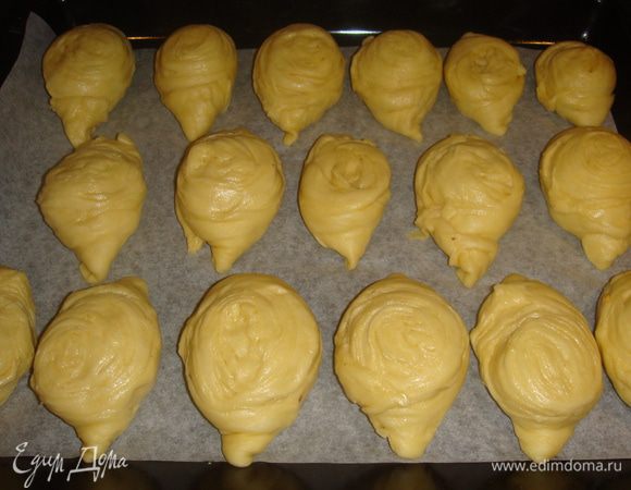 Кладем швом вниз. выпекаем при темп 160-180 гр.  25-30 мин. до золотистого цвета.