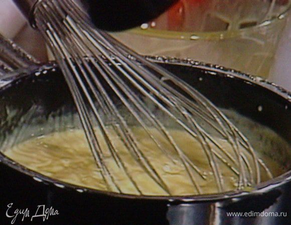 Отделить желток от белка.  6 ст л молока отставить в сторону, остальное молоко довести до кипения с добавлением сахара и зёрнышек ванили.  Крахмал развести с  6 ст л молока и желтком. Кипящее молоко снять с огня и при постоянном помешивании ввести  крахмальную смесь. Ещё раз поставить на огонь и при постоянном помешивании довести до кипения, заварить крем. Охладить маленько.