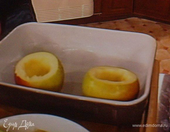 Форму для запекания обильно смазать маслом. С яблок срезать верхушку, вырезать сердцевину с мякотью. 