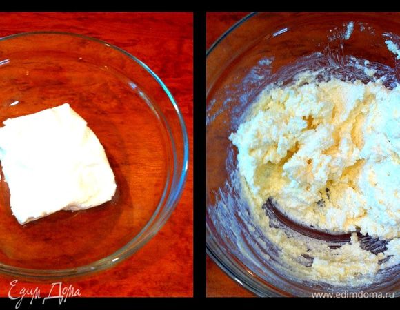 Творог растереть с сметаной,сахаром и ванильным сахаром.