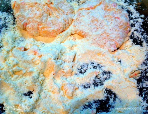 Из теста сформировать  небольшие лепешки и обвалять в муке.