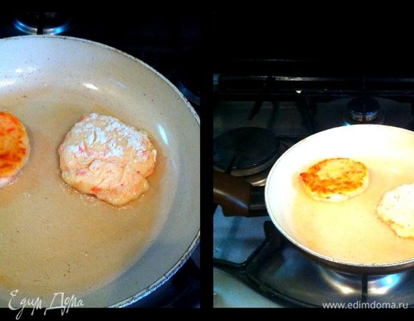 Разогреть сковороду  и выложить сырники.Жарить до готовности.