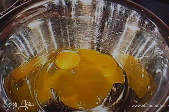 для начинки: желтки отделить от белков. 1/2 стручка ванили разрезать вдоль, извлечь семена. С лимона снять цедру, выдавить сок.