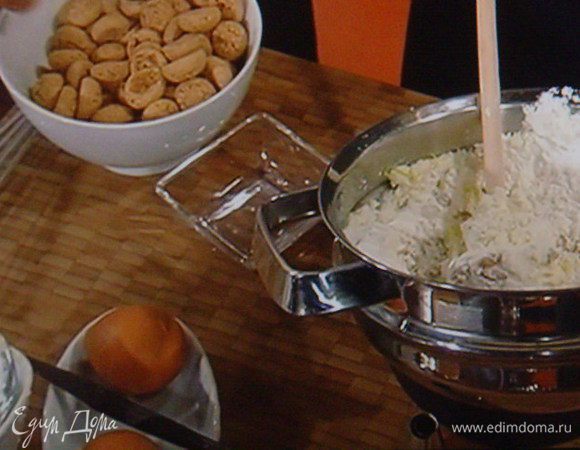  Козий сыр смешать с крахмалом, сахарной пудрой, соком и цедрой лимона и  ванилью.