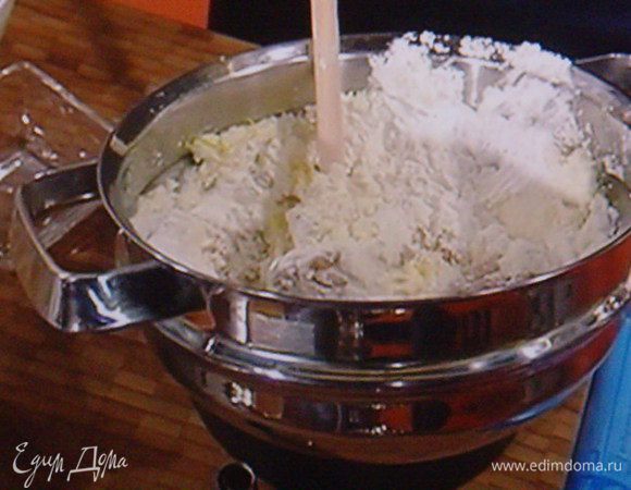 Хорошенько вымешать начинку.