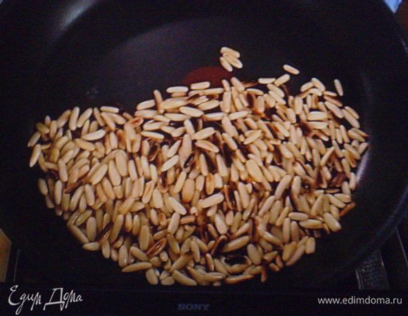 Кедровые орешки зазолотить на сковороде, немного порубить. Остудить.