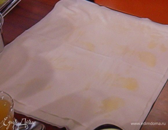 Растопить масло. Листы фило разложить на рабочей поверхности, смазывая каждый лист растопленным маслом. (В оригинальном рецепте предлагается разделить листы пополам, тогда рулеты получатся миниатюрными.) Я всё оставила как есть.