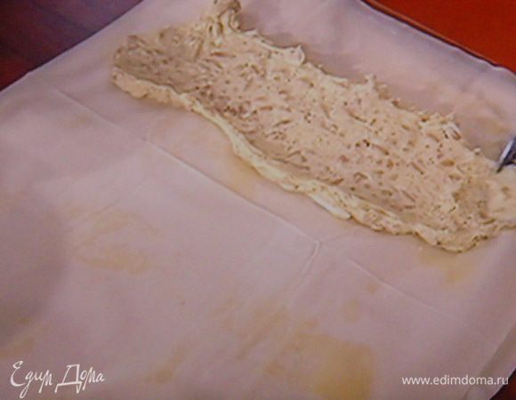  На лист выкладываем начинку, отступив от края 1 см.