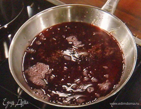 Мёд растопить на сковороде, влить портвейн и красное вино и примерно 3-5 мин. проварить, выпарив алкоголь и уварив жидкость.. Размешать крахмал в малом количестве холодной воды.