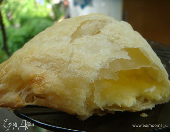 Вот такие они в готовом разломленном виде. Сливочного масла не жалеть! (да, умри все живое)), но иначе они будут сухие и совершенно не сливочные. Солить начинку не нужно. Если сыр у вас брынза (у меня был российский) отталкивайтесь от ее солености. Сладкую и пресную, разумеется, необходимо будет приправить.

Voilà и Bon appetite!!