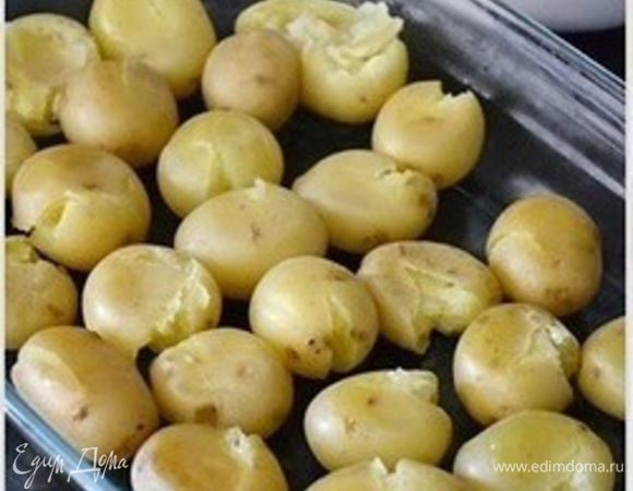 Картофель залить водой (любое количество), довести до кипения и варить около 7–10 минут (не доводить до полной готовности, оставить чуть-чуть недоваренной). Воду слить. Духовку нагреть до 200°С.