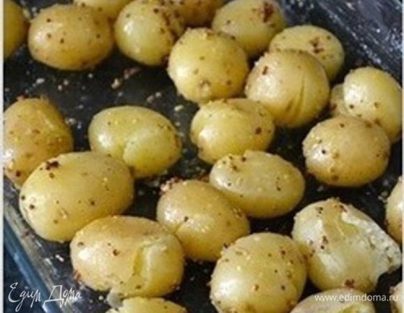 В пиале перемешать оливковое масло и горчицу, залить смесью картофель, перемешать, чтобы покрыть смесью весь картофель.
