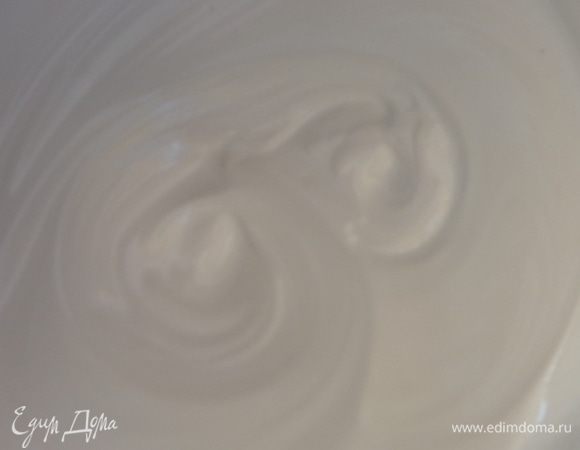 Приготовить бисквитное тесто: Взбить масло с сахаром, добавить по одному 4 яйца,  соль, просеять муку с разрыхлителем и все хорошо перемешать. Получится довольно густое тесто.