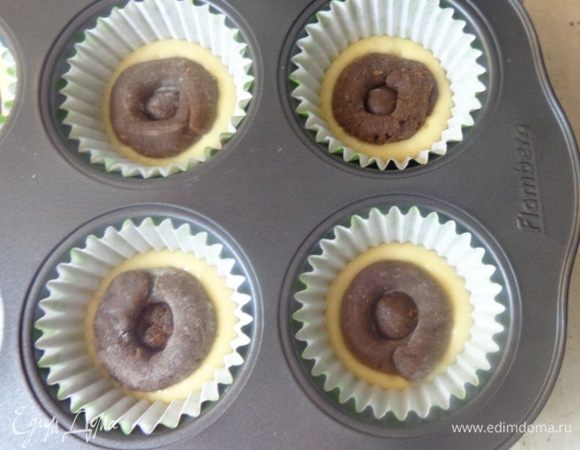 Из этого же теста скатать колбаски и положить их на шарики