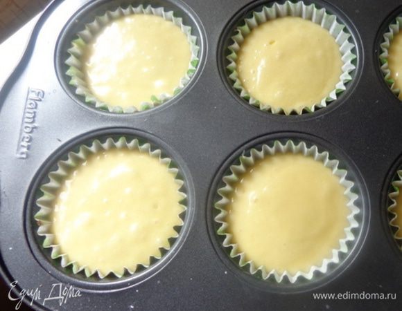 Сверху залить остатками белого теста и выпекать при 180 градусах 25-30 минут (ориентируйтесь на свою духовку).