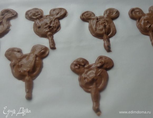 Приготовить айсинг, взбив белок с пудрой и какао. Поместить айсинг в кулинарный кулек и по шаблону на пергаменте нарисовать мышек. Дать им застыть. Не забудьте нарисовать ножку, на которой мышка будет держаться в креме.
 Вообще-то, эту часть работы лучше сделать заранее, потому что если не жарко, то айсинг будет застывать не очень быстро!