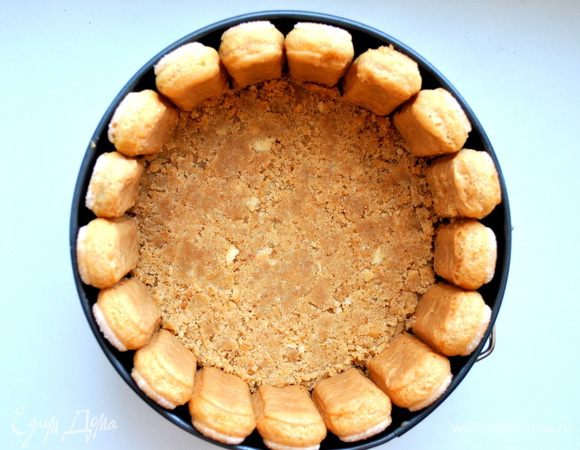 -Печенье измельчить в блендере в мелкую крошку, добавить растопленное масло, еще раз прокрутить в блендере, затем высыпать в разъемную форму (диаметром около 20 см), сильно не придавливать. Затем печенье савоярди слегка пропитать в кофейной смеси с одной стороны и выставить по бортику формы пропитанной стороной внутрь, фиксируя крошкой из юбилейного печенья, убрать в холодильник